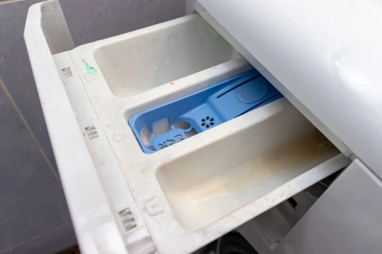 Jak stosować wybielacz w pralce, aby uniknąć uszkodzeń tkanin