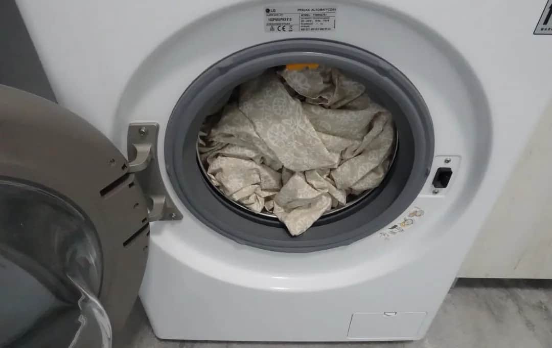 Czy płyn do prania można wlać do bębna? Uniknij zniszczeń ubrań!