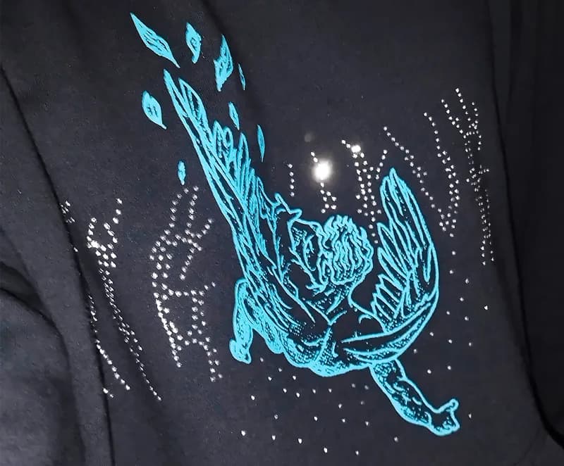 Jak prać bluzy z kryształkami, aby ich nie uszkodzić? Sprawdź!