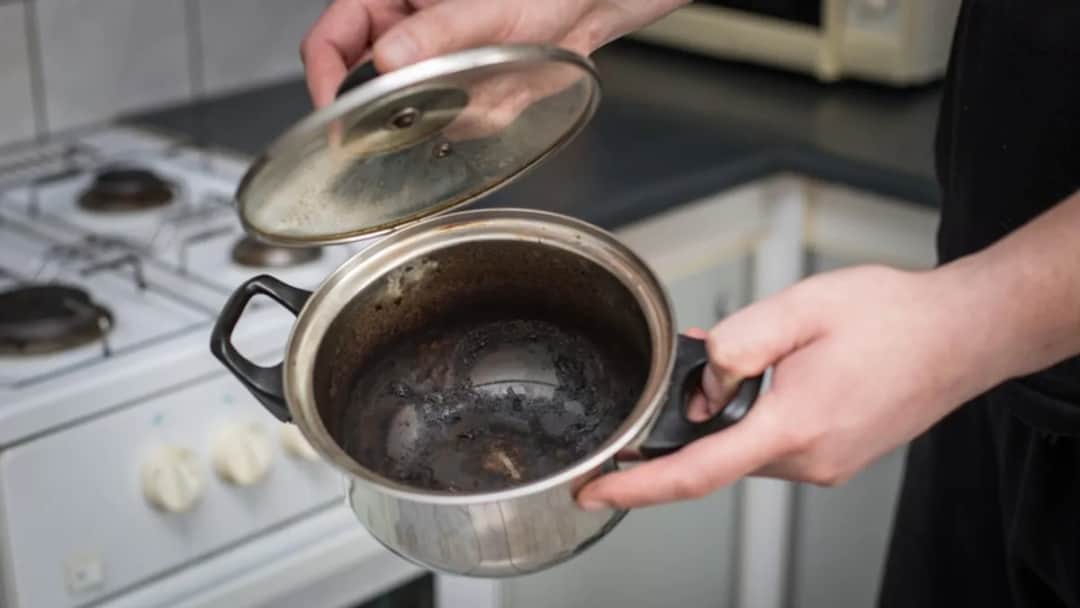 Jak czyścić przypalony garnek - skuteczne metody i porady na błędy